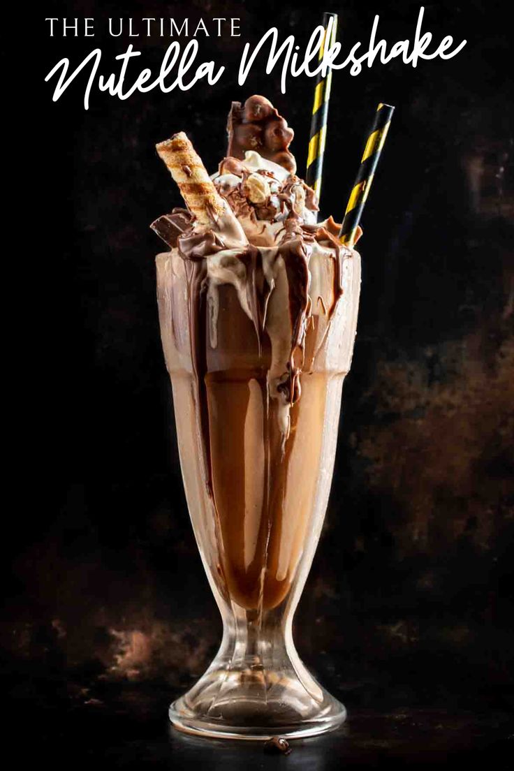 Nutella milkshake in a milkshake glass on a dark background. Nutella Milk, Nutella Shake, Nutella Milkshake, Yummy Milkshake Recipes, Graham Cracker Crust Recipe, Homemade Milkshake, Nutella Lover, Peanut Butter Nutella, Oreo Milkshake