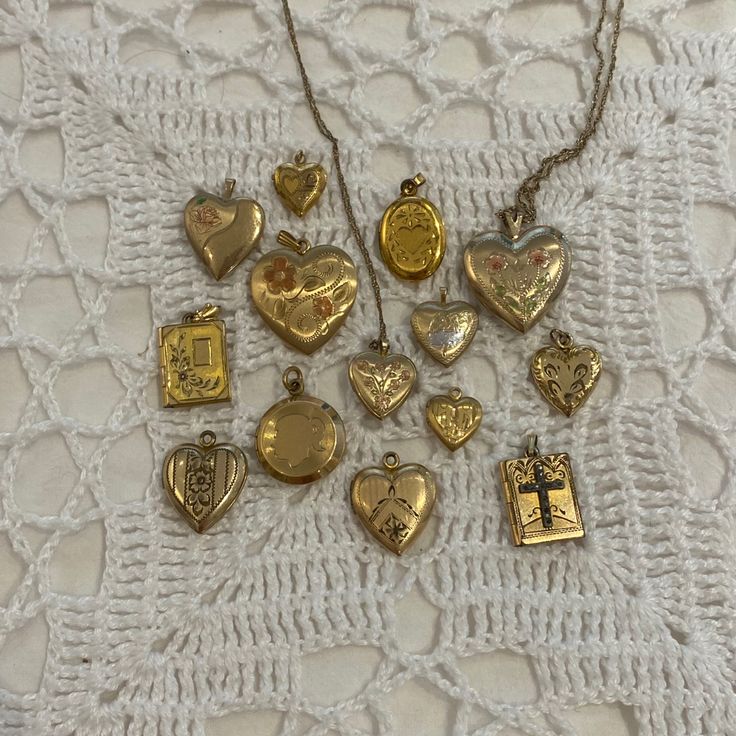 Vintage Locket Necklace Aesthetic, Grandma Jewelry Aesthetic, Vintage Celestial Jewelry, Vintage Jewelry Necklaces, Dream Jewelry Silver, Vintage Jewellery Aesthetic, Aesthetic Vintage Jewelry, Locket Aesthetic, Cute Trinkets