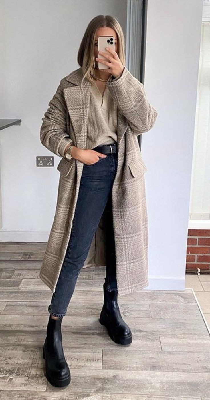 Parisian Modern Outfit, Short Black Boots Outfit Winter, Daye Night Outfit, Amsterdam Outfit Winter, Cinema Outfit, Neutral Winter Outfit, Paris Mode, Cold Outfits, Outfit Inspo Fall