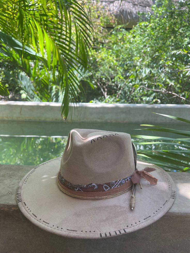 Our Fonte Tulum hats have a classic full length brim of 9 cm, wich perfectly shades the face from the summer sun. Each piece is unique due its artisanal elaboration. The magical hands of the artisans unite with the current vision of our designs. From Tulum to the world. Sizes: M: Circumference is 56-58cm and fits most head sizes. L: Circumference is 60-62cm. Both sizes include an adjustable string inside for a secure fit. Custom Made Hats, Blank Hats, Hat Base, Crown Hat, Diy Hat, Hat Ideas, Cowgirl Hats, Dress Hats, Cowgirl Style