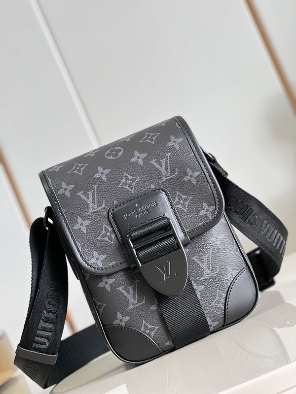 Size: 16cm*22cm*7cm It comes with Dust box, Care manual, Tag, and Paper bag. My Style Bags, Smart Casual Outfit, Louis Vuitton Men, Winter 2022, Shopper Tote, Suede Shoes, Baby Bag, Flap Bag, Canvas Leather