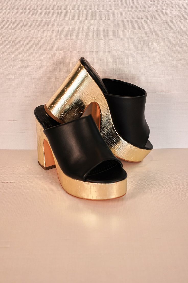 Experience the trendsetting power of Glenda! These 70s-inspired heeled sandals feature a soft faux leather material and a mid-height chunky heel made from gold-laminated cork for both comfort and style. Embrace their versatility and vintage charm as they take any outfit from casual to elegant, whether paired with a chic dress or cropped jeans.! White Mules, Heel Slippers, Conscious Fashion, Clutch Pouch, 70s Inspired, Handbag Straps, Heeled Sandals, Chunky Heel, Chic Dress