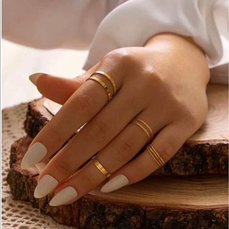 10 Piece Gold Colored Alloy Ring Set. Nwt. Size Guide Included In Photos. How To Style Rings, Nails And Gold Jewelry, Gold Jewelry Aesthetic Rings, Rings Aesthetic Minimalist, Classy Jewelry Aesthetic, Classy Jewelry Gold, Acssesories Ideas, Ring Combos, Gold Aesthetic Jewelry