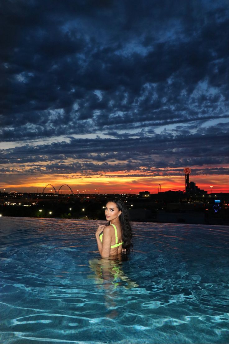 Photography Pool Photo Ideas, Pose Pool Photo Ideas, Pool Photoshoot At Night, At Night Pool Pics, Pose In Pool Photo Ideas, Night Pool Poses Photo Ideas, Infinity Pool Instagram Pictures, Poses For Pool Pictures Instagram, Sunset Pool Pictures