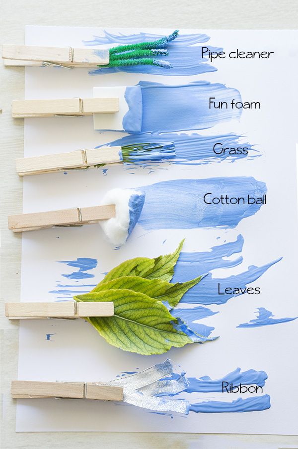 the different shades of blue paint are being used to make popsicles with leaves on them