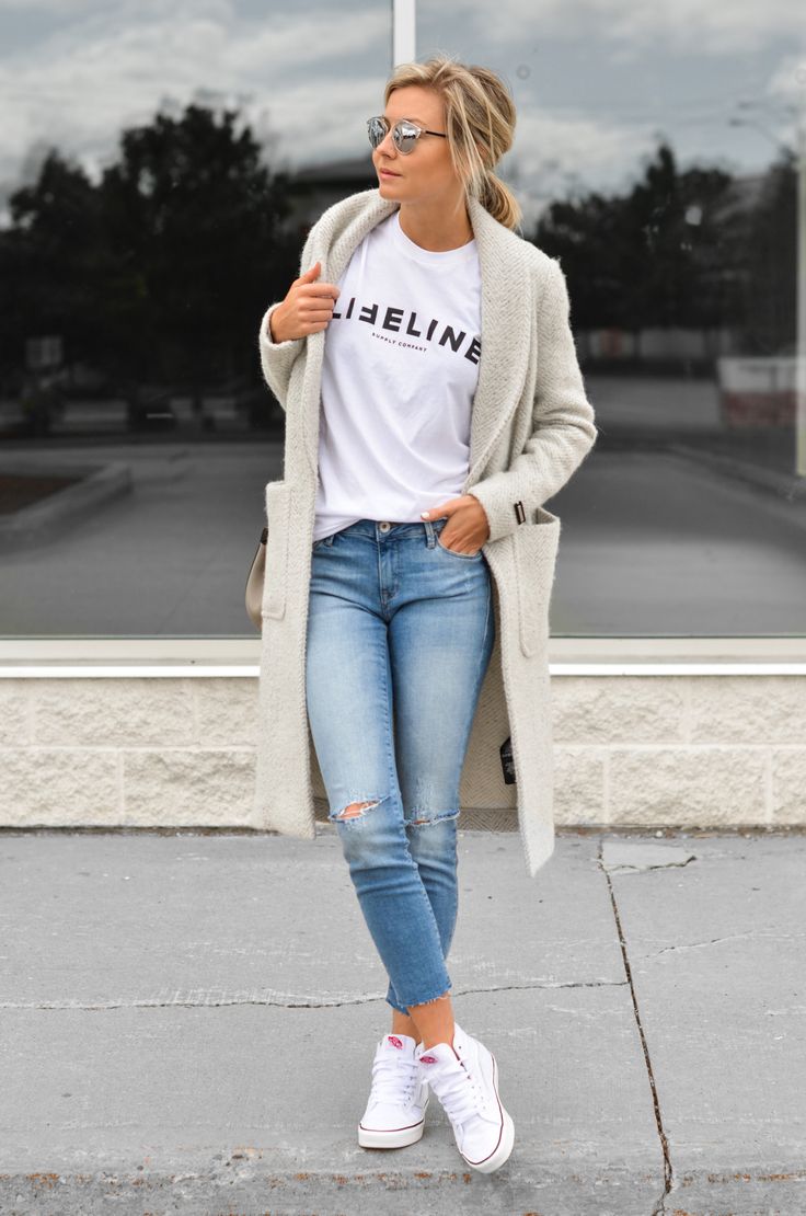 Blue Jeans Outfit Ideas, Light Blue Jeans Outfit, Blue Jeans Outfit, Snow Day Outfit, Neon Prom Dresses, Casual Office Attire, Jeans Outfit Ideas, Pijamas Women, Mode Tips