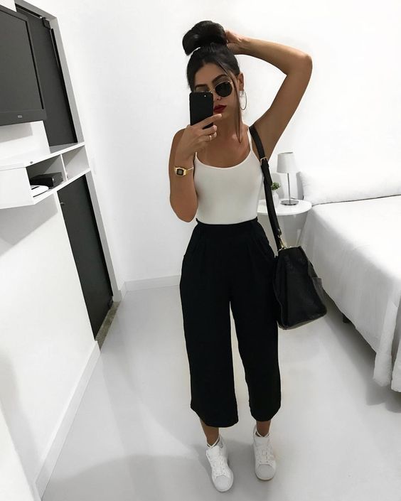 12 looks para inspirar seu fim de semana. Regata branca, calça pantacourt, tênis branco, maxi bolsa preta Vestiti Edgy, Teenage Outfits, Paris Outfits, Ținută Casual, Modieuze Outfits, Outfit Trends, Outfits Invierno, Causual Outfits, Outfits Verano