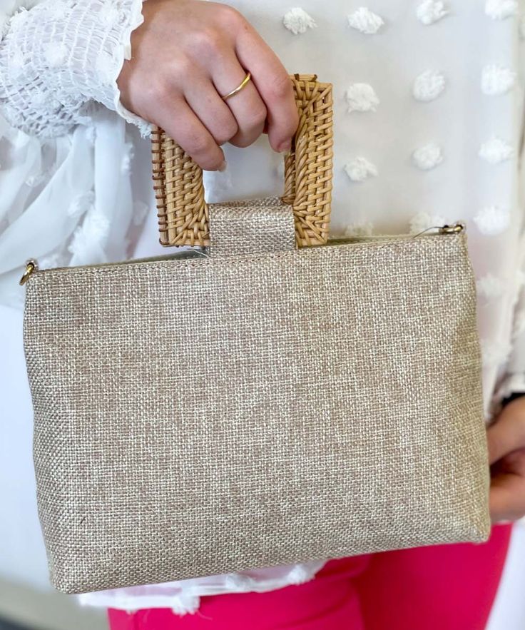 Accessories are a girls best friend! This adorable handbag is the perfect accessory for storing all your necessities! Keep your valuables safe and secure in this fashionable piece!
* 10W*7H*2.5D* Linen Dont Forget Me, Girls Best Friend, Square Bag, Best Friend, Straw Bag, Don't Forget, Best Friends, Square