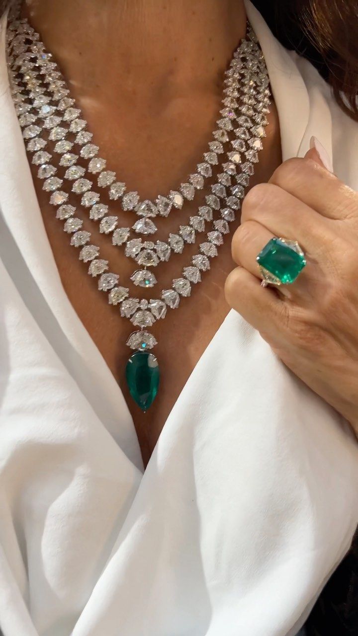 thediamondsgirl on Instagram: SEE THOSE TULIP SHAPE DIAMONDS??? 💥 @kamyenjewellery three layer diamond and pear shape emerald necklace, paired here with a classic… Diamond Necklace Wedding, Indian Wedding Jewelry Sets, Real Diamond Necklace, Antique Necklaces Design, Diamond Bracelet Design, Diamond Necklace Designs, Beaded Necklace Designs, Bridal Diamond Jewellery, Luxe Jewelry