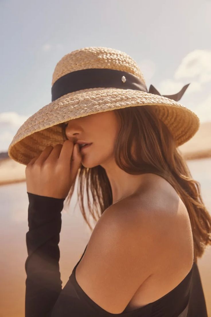 Helen Kaminski celebrates 40 years of craftsmanship and sustainability | LDNFASHION Helen Kaminski Hats, Helen Kaminski, Sustainable Accessories, Raffia Hat, Crochet Daisy, Nice Outfits, Crown Braid, Accessories Brand, Summer Hat