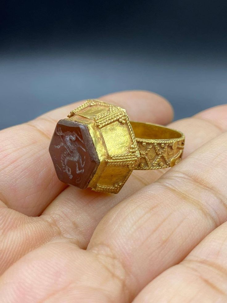 Very beautiful old antique natural agate engraved with 18k solid gold seal ring from Afghanistan Antique Gold Engraved Ring With Intaglio, Vintage Gold Carved Signet Ring, Classic Agate Signet Ring With Polished Finish, Antique Gold Carved Signet Ring, Antique Intaglio Signet Ring For Gift, Victorian Gold Carved Signet Ring, Antique Gold Agate Jewelry, Traditional Agate Cabochon Rings, Antique Hand-strung Agate Jewelry