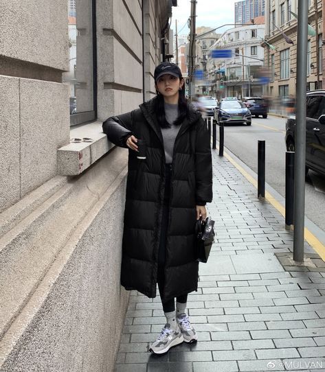 Winter Outfits Long Puffer, Long Puffer Outfits For Women, Korean Fashion Winter Coats Jackets, Long Winter Puffer Jacket Outfits, Outfits With Long Puffer Jackets, Korean Winter Outfits Street Style Seoul, Long Puffer Jacket Outfit Korean, Long Down Jacket Outfit, Winter Outfit Tokyo