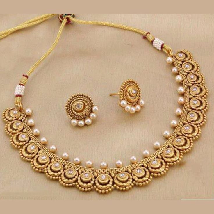 Beautiful Bollywood set ideal for weddings and special occasions. #bollywood #indian #jewellery #fancy #gift #style Gold Necklace Set For Bride, Diamond And Gold Necklace, Contemporary Gold Jewellery, Gold Set Design, Handmade Necklace Designs, Pearls Choker, Unique Gold Jewelry Designs, Choker Necklace Designs, Fancy Jewelry Necklace