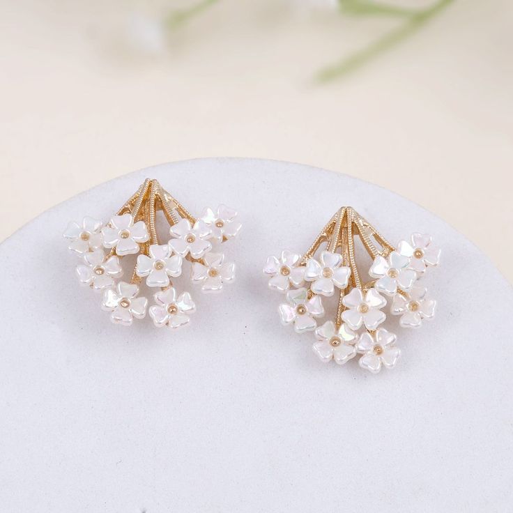 These earrings are designed for a fresh and elegant look, making you stand out in any occasion. The delicate daisy design offers a touch of nature and the polished silver finish adds a touch of sophistication. Perfect for adding a touch of elegance to any outfit. Delicate Flower Shaped Earrings For Spring, Delicate Flower-shaped Earrings For Spring, Dainty Silver Earrings For Spring, Dainty White Earrings For Spring, Spring White Sterling Silver Earrings, Dainty White Flower Earrings For Spring, Delicate White Spring Earrings, Elegant Daisy Shaped Jewelry, Hypoallergenic White Crystal Earrings