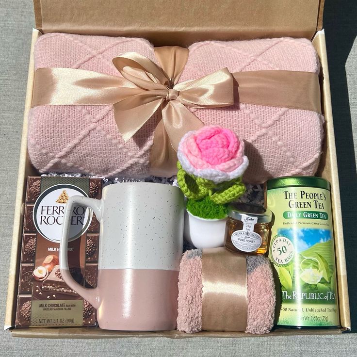 Hygge Gift Box: The Perfect Gift for Any Occasion. Check it out! Assorted Gift Box Ideas, Sisters Birthday Gift, Bestie Gift Basket, Gift For Female Best Friend, Thoughtful Gifts For Best Friends, Gift Box For Sister, Sister Christmas Gift Ideas, Recovery Gift Basket, Gift Ideas For Mom Birthday