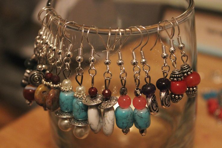 Handmade earrings with semi-precious stone and glass beads, from Spakona Style (http://spakonastyle.blogspot.com/). Easy Earrings, Teardrop Jewelry, Beautiful Beaded Jewelry, Student Christmas Gifts, Earrings Ideas, Ear Ring, Earrings Design, School Dresses, Random Image