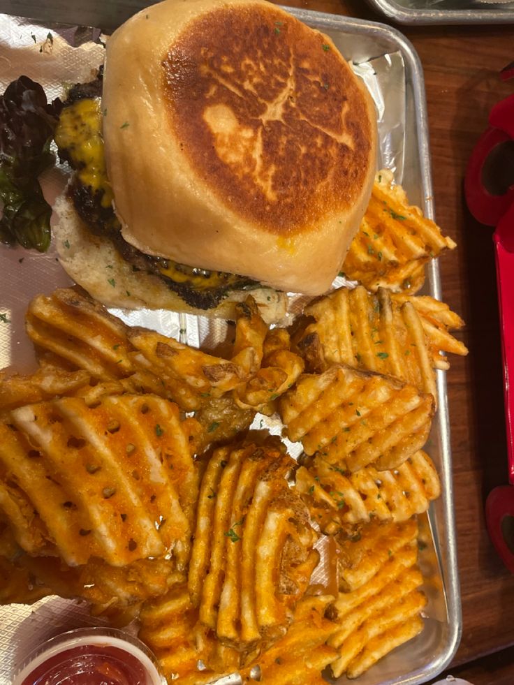 there is a sandwich and some fries on the plate