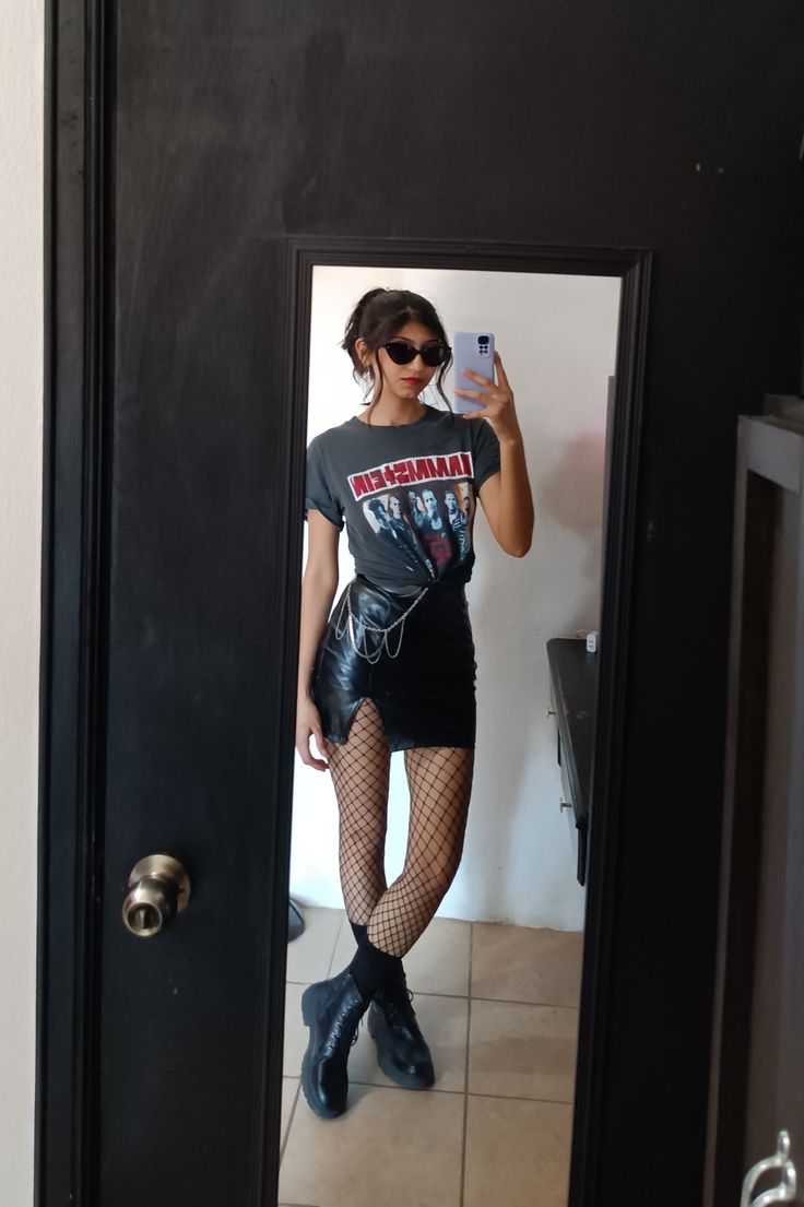 Metal Gig Outfit, Metalcore Concert Outfit, Metallica Outfit Women, All Time Low Concert Outfit, Metallica Concert Outfit Women, Metallica Outfit, Metallica Concert Outfit, Metal Show Outfit, Metal Concert Outfit