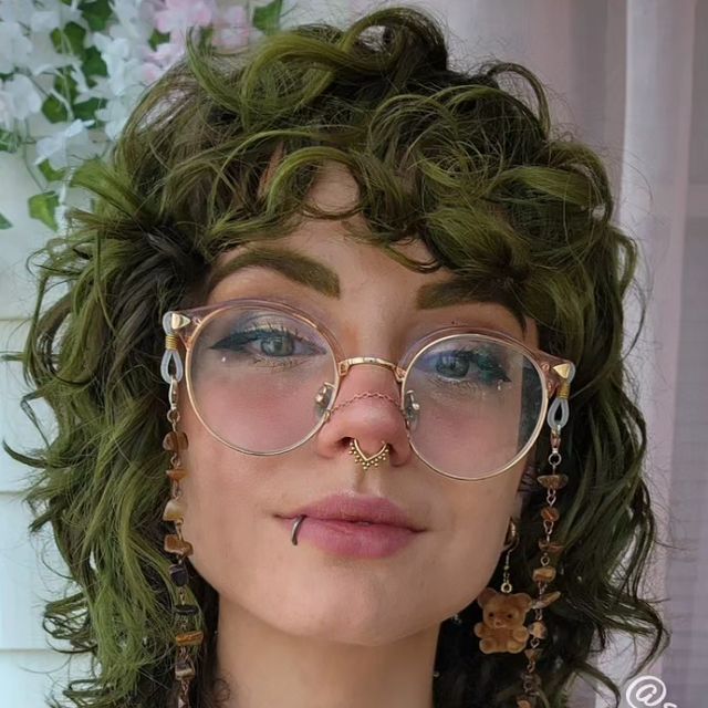 Nose Chain And Septum, Septum Piercing Unique, Fairy Glasses, People Wearing Glasses, Unique Septum Jewelry, Makeup With Glasses, Nonbinary Hair, Unique Powers, Chain For Glasses