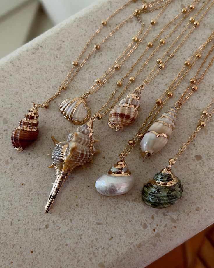 Sea Shell Jewelry Aesthetic, Shells Jewellery, Sea Charms, Beach Boho Style, Ocean Accessories, Gold Shell Necklace, Sand Necklace, Shell Charm Necklace, Dope Jewelry Accessories