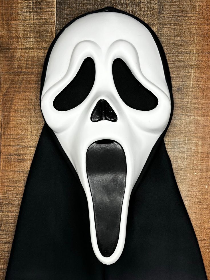 This Listing Includes a Custom Scream 5 Cover Ghostface Mask Painted as Accurate As Possible to What's Shown On-Screen. There is a Piece of Velcro Sewed into The Shroud That is Compatible With Any Scream Robe. Scream Make Up Halloween, Ghostface Mask, Scream 5, Scream Mask, Mask Painting, Homemade Mask, Halloween Photoshoot, Up Halloween, Scream