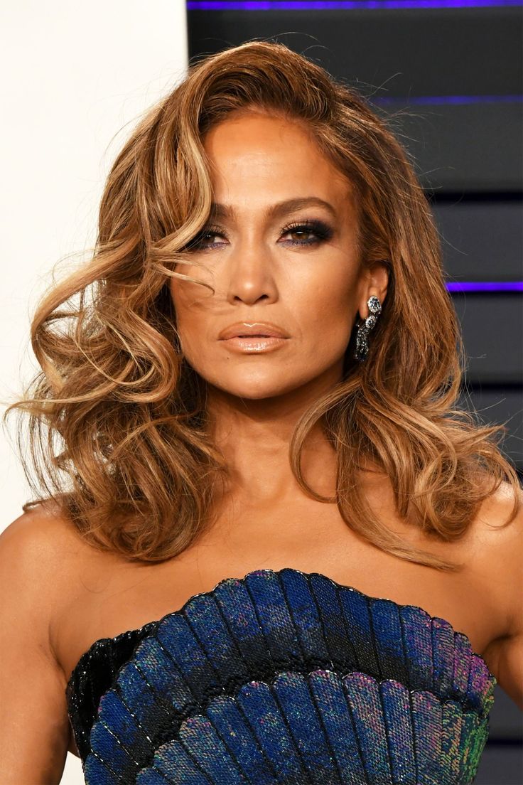 Celebrities Love These Cheap Drugstore Beauty Products J Lo Hair Color, J Lo Makeup, J Lo Hair, Afterparty Dress, Jlo Hair, Rambut Brunette, Jennifer Lopez Hair, Body Glow, Strawberry Blonde Hair Color