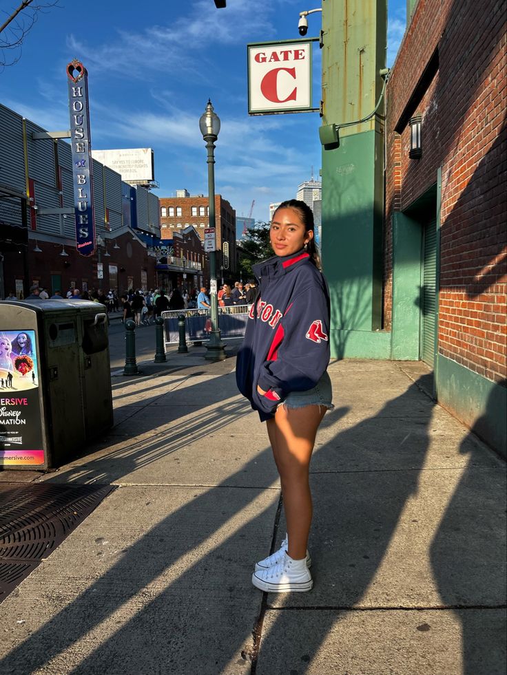 Boston Baseball Cap Outfit, Cute Red Sox Game Outfits, Red Sox Hat Outfit, Red Sox Outfit Women, Red Sox Game Outfit Women, Boston Red Sox Outfit Woman, Boston Calling Outfit, Braves Game Outfit Women, Baseball Game Instagram Pictures