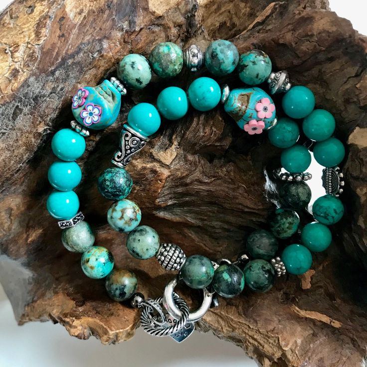 In the spirit of "dia de los muertos", this double bracelet is made of natural stones (turquoise Howlite, ocean agate), and nickel-free metal beads. Lobster clasp also nickel free. Neat finish with extension chain. Model: American Beauty You now have the choice of beads that will adorn your bracelet. A multitude of possibilities are now available to you, making your jewelry truly unique! Select your model and browse through the different photographs to choose your beads. Related beads: 1. Stainl Turquoise Agate Bohemian Bracelets, Bohemian Turquoise Agate Bracelets, Handmade Turquoise Amazonite Bracelets, Turquoise Agate Bracelet, Nickel-free Turquoise Beaded Bracelet Gift, Nickel-free Turquoise Beaded Bracelets As Gift, Nickel-free Turquoise Beaded Bracelet For Gift, Nickel Free Turquoise Beaded Bracelets As Gift, Handmade Turquoise Agate Bracelets