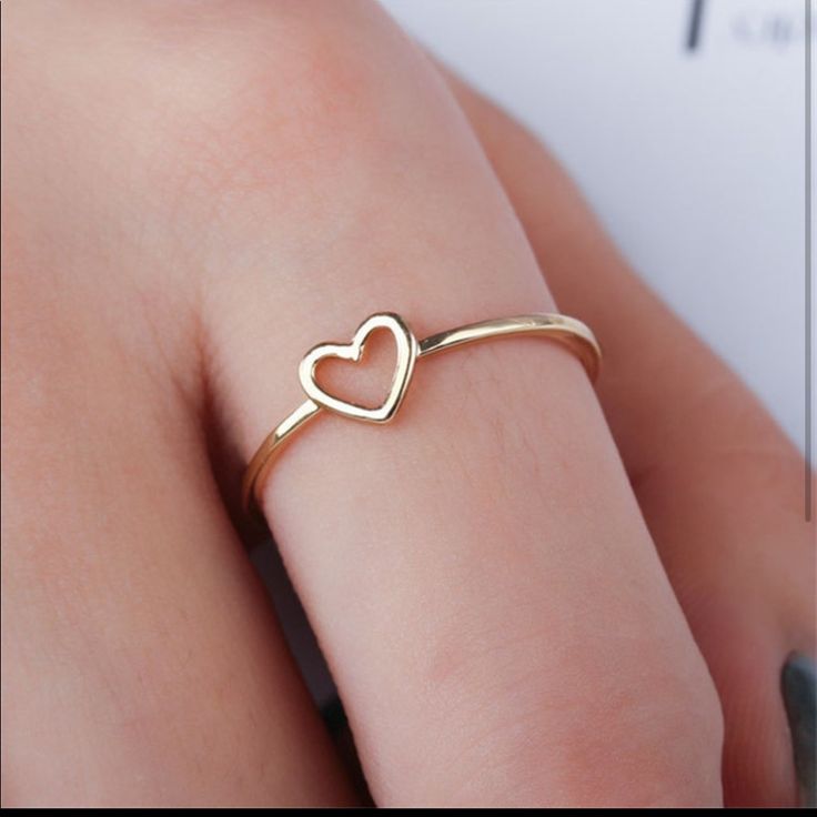 Gold Heart Ring Very Fashionable Good Quality Size 7 Heart Shaped Wedding Rings, Jewellery Minimalist, قلادات متدلية, Girls Ring, Open Heart Ring, Gold Heart Ring, Heart Outline, Antique Engagement Ring, Silver Heart Ring