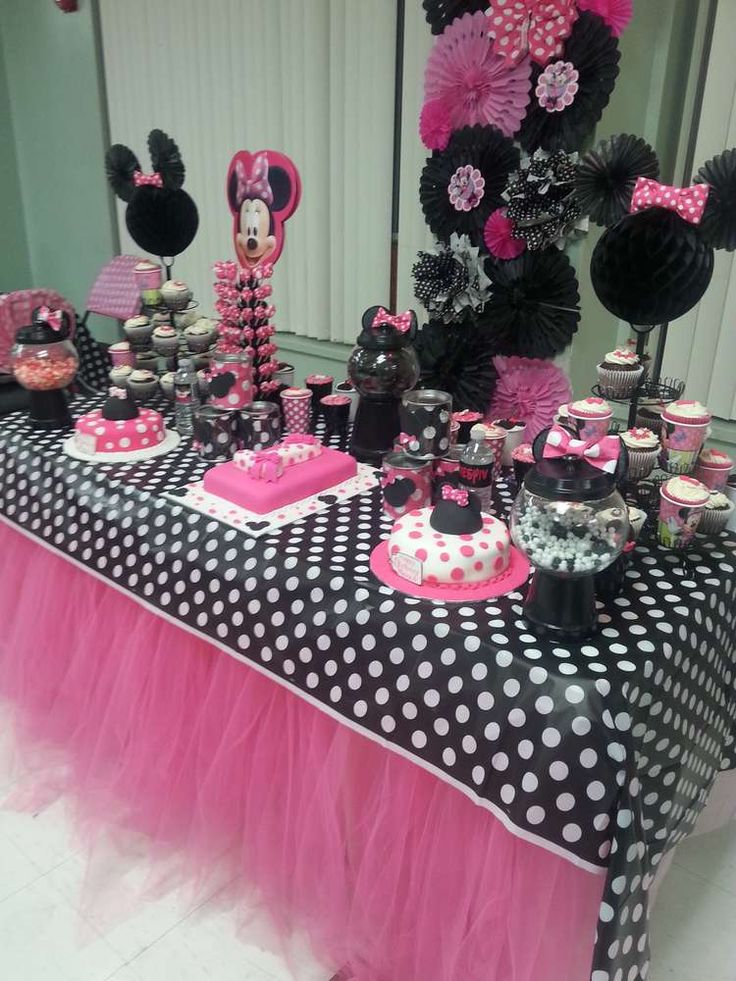 a minnie mouse themed birthday party with pink and black decorations