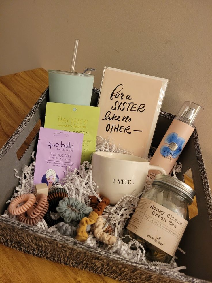 Aestheticly pleasing, gift basket Sister Gift Box Ideas, Gifts To Get Your Sister For Christmas, Care Package Ideas For Sister, Gift Basket Birthday Woman, Birthday Gift Sister Ideas, Cute Presents For Sister, Aesthetic Gift For Sister, Sister Presents Birthday, Christmas Gift Ideas For My Sister