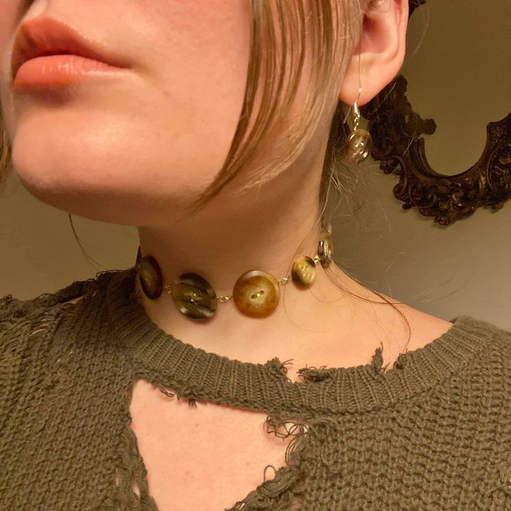 Antique Button Choker Necklace Button Necklace, Antique Buttons, Funky Jewelry, Jewelry Lookbook, Choker Necklaces, Vintage Button, Coraline, Dream Jewelry, Metal Wire