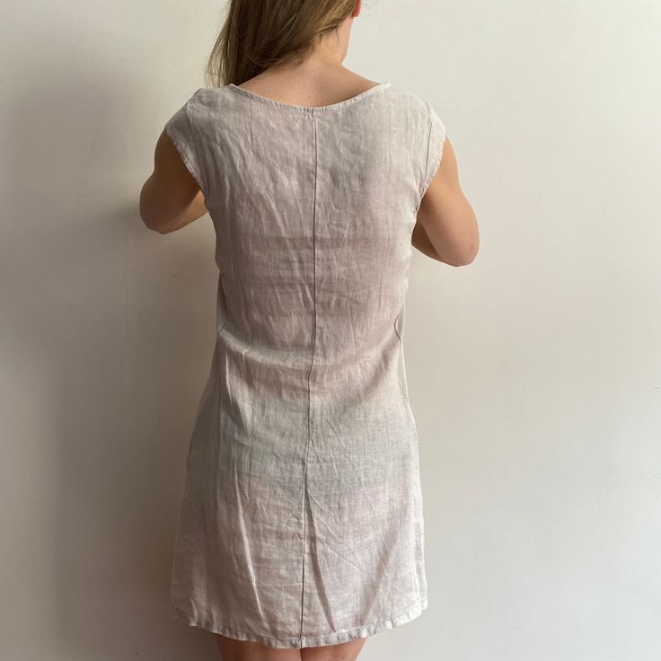 ⚡️Free shipping when you spend 100€⚡️ ⚡️Vintage short dress, linen fabric with cotton details on the sides, in excellent condition. ⚡️Size- XS-S-M. ⚡️No labeled. ⚡️In excellent vintage condition. ⚡️Reference model size M, height- 178 cm, weight- 60 kg. ⚡️Measurements: - Armpit to armpit, flat taken: 17,7 inch // 45 cm. - Length: 32,3 inch // 82 cm. - Waist, flat taken: 15,3 inch // 39 cm. - Hips, flat taken: 19,7 inch // 50 cm. ⚡️If you have any questions, feel free to contact me, I will be happ Casual Fitted Tunic Midi Dress, Fitted Linen Mini Dress Knee-length, Fitted Linen Mini Dress For Daywear, Fitted Knee-length Linen Mini Dress, Fitted Casual Linen Dress Unlined, Fitted A-line Linen Dress For Vacation, Casual Linen V-neck Mini Dress, Linen Mini Dress For Daywear, Fitted Linen Mini Dress For Summer