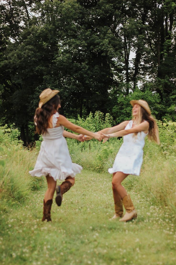 Poses To Do With Bestie, Photoshoot For Two Friends, Friend Photoshoot 2 People, Mom Best Friend Aesthetic, Fall Photoshoot With Best Friend, Best Friend Session Photo Ideas, Vintage Best Friends Pictures, Photo Ideas For Two Friends, Senior Picture With Best Friend