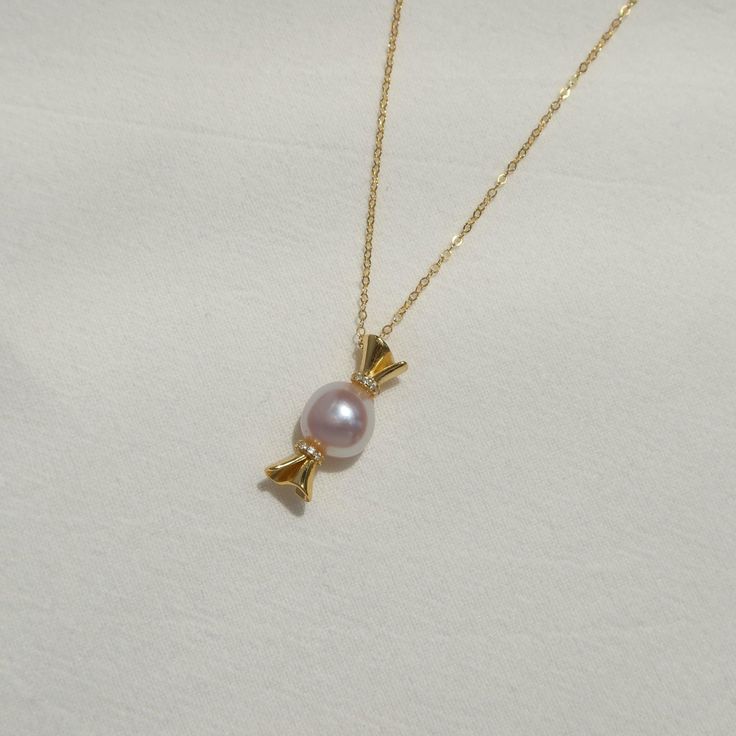 Our Sweet Treat necklace features a candy charm made with freshwater pink lavender pearls. Satisfy your cravings while looking stylish. (Don't worry, they're not just for kids!) Details - 9-10mm pink lavender baroque pearls. - Each baroque pearl is unique and different, we carefully select the baroque pearls but shapes and pearl sizes may vary. - 14k gold filled chain, gold vermeil candy charm. Wanna browse more of my necklace series? https://www.etsy.com/ca/shop/PrettyPearlfect?section_id=31790 Pink Pearl Charm Pendant Necklaces, Pink Pendant Necklaces With Pearl Charm, Pink Pearl Pendant Necklace For Gift, Elegant Pearl Charm Necklace For Birthday, Elegant Pink Round Charm Necklace, Elegant Pink Round Charm Necklaces, Sweet Silver Necklace Perfect For Gifts, Pink Necklaces With Pearl Charm For Gifts, Pink Necklaces With Pearl Charm As Gift