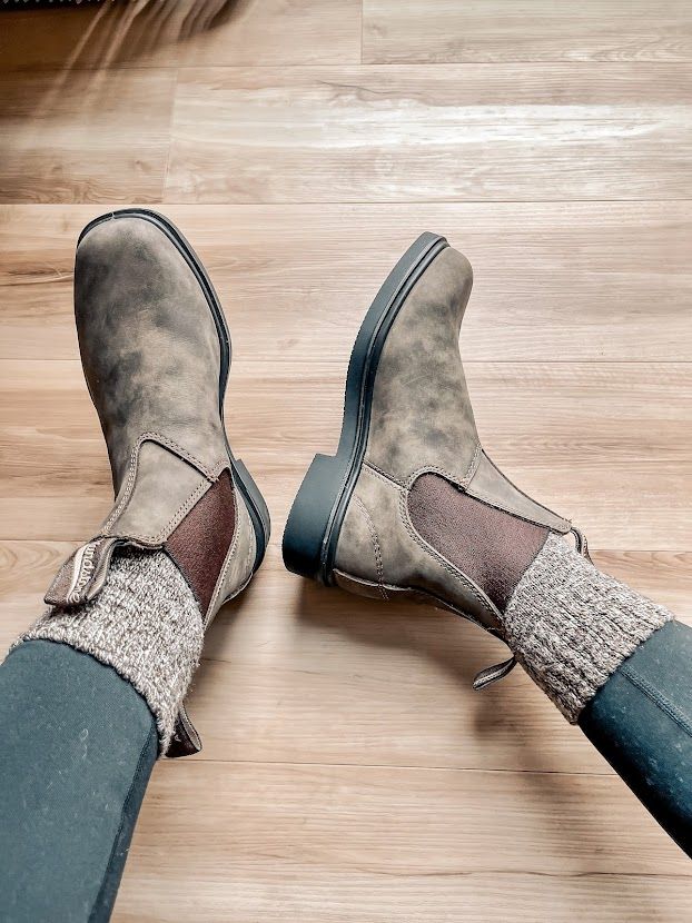 Chelsea Blundstone Boots, Chelsea Boots Blundstone, Winter Women Style, Straight Leg Jeans And Blundstones, Bloodstones Boots, Boots Blundstone Women, Blundstone Womens Outfit, Blundstone Fashion Woman, Wexford Boots Outfit