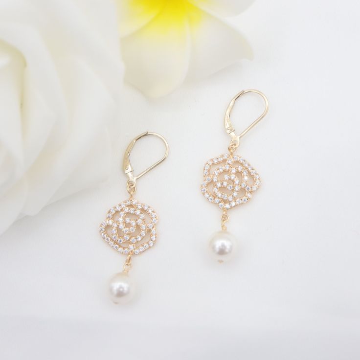 Diamond flower Swarovski pearl earrings. Designed and handcrafted in our Burlington Studio. ------------------------------------------------------------- PRODUCTS DETAILS Length: 45mm Pearls: 8mm Lever backs: 14K gold filled Flower drops: 14K gold plated cubic zirconia ------------------------------------------------------------- SAME COLLECTION Necklace https://www.etsy.com/ca/listing/1674894946/diamond-floral-swarovski-pearl-necklace?click_key=a674ee83b808ba4838171ce9a6c94186705b2fd9%3A1674894 Flower-shaped Cubic Zirconia Bridal Earrings, Wedding Pearl Earrings With Flower Shape, Elegant Flower Bridal Earrings For Bridesmaids, Gold Cubic Zirconia Flower Bridal Earrings, Flower Shaped Pearl Drop Bridal Earrings, Flower Shaped Pearl Drop Earrings For Wedding, Flower-shaped Pearl Drop Earrings For Wedding, Rose Gold Flower Earrings With Pearl Drop For Wedding, Flower-shaped Pearl Drop Bridal Earrings