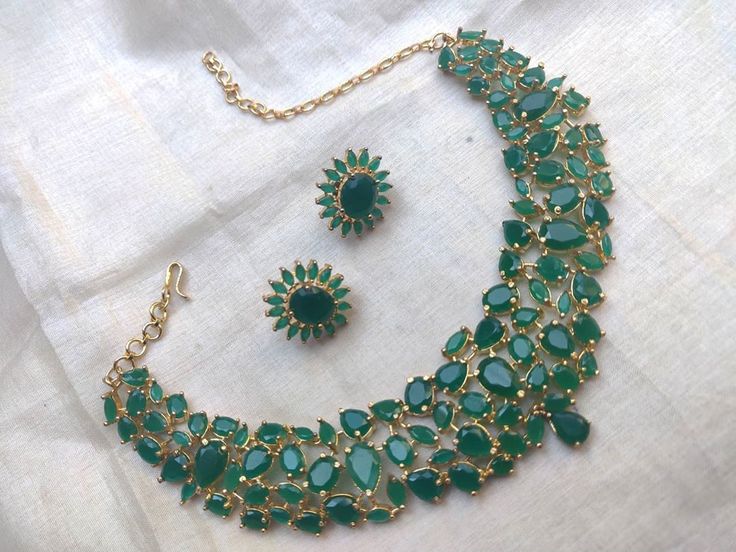 Green Necklace with Matching Stud Earrings ~ South India Jewels Asoiaf Jewelry, Gold Choker Necklace Designs, Fancy Choker, Jewellery Choker, Necklaces Choker, Choker Necklace Designs, Engraved Earrings, Necklace Set Indian, Antique Jewellery Designs