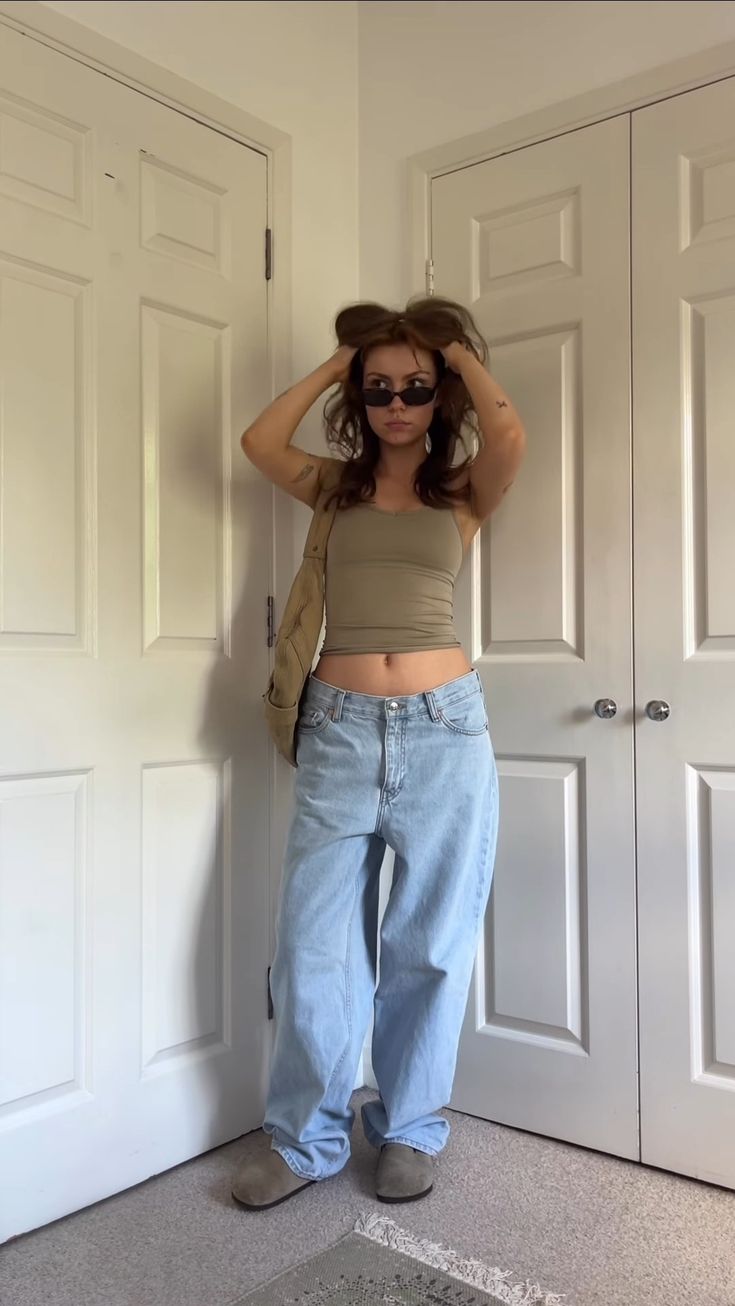 Blue Jean Aesthetic Outfits, Birkenstock With Shorts Outfit, Birkenstock Outfit Clog Style, Aesthetic Birkenstock Outfit, Birkenstock Clogs Outfit Aesthetic, Boston Clogs Fall Outfit, Outfit With Birkenstocks Boston, Outfits With Berkinstock, Jeans Birkenstocks Outfits