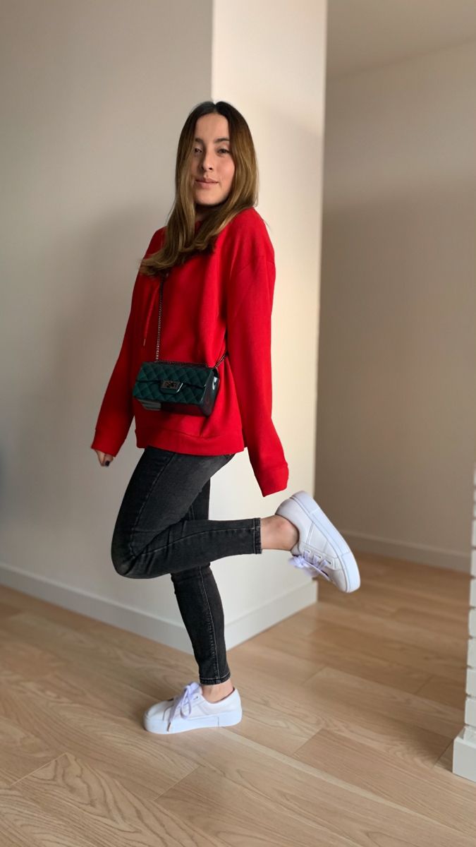 Total 50+ imagen outfit sudadera roja mujer