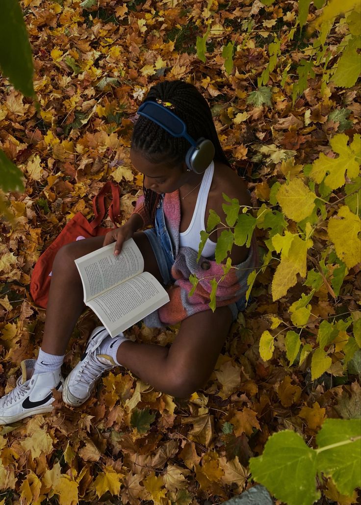 Instagram Photo Inspiration Fall, Apple Picking Aesthetic Outfit, Fall It Girl Aesthetic, That Girl Fall Aesthetic, School In Fall Aesthetic, Fall Core Aesthetic, Fall Girl Aesthetic Black Women, Black Women Fall Aesthetic, Black Fall Aesthetic