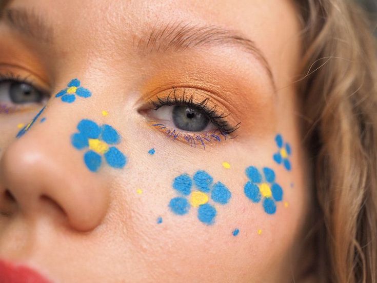 Blue flower freckles makeup - see the full look on Charlotta Eve #flowerfreckles #flowermakeup #blueflowerfreckles #beautyblog Flower Freckles, Kids Face Painting Easy, Easy Face Painting Designs, Face Painting Flowers, Blue Face Paint, Eye Face Painting, Festival Face Paint, Yellow And Coral, Freckles Makeup