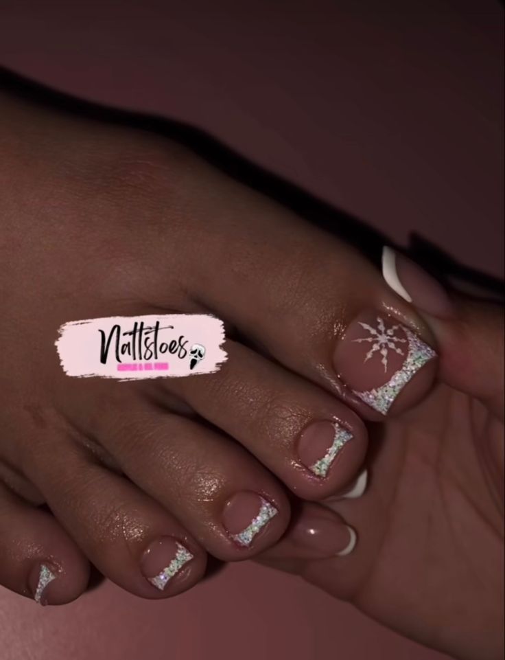 Peppermint Toenails Nail Design, Christmas French Tip Toes, Winter Toe Designs, Christmas Toe Nails 2023, Toe Nails Ideas Christmas, Acrylic Toes Christmas, Pink Christmas Toe Nails, Pedicure Designs Toenails Christmas, White Christmas Toe Nails