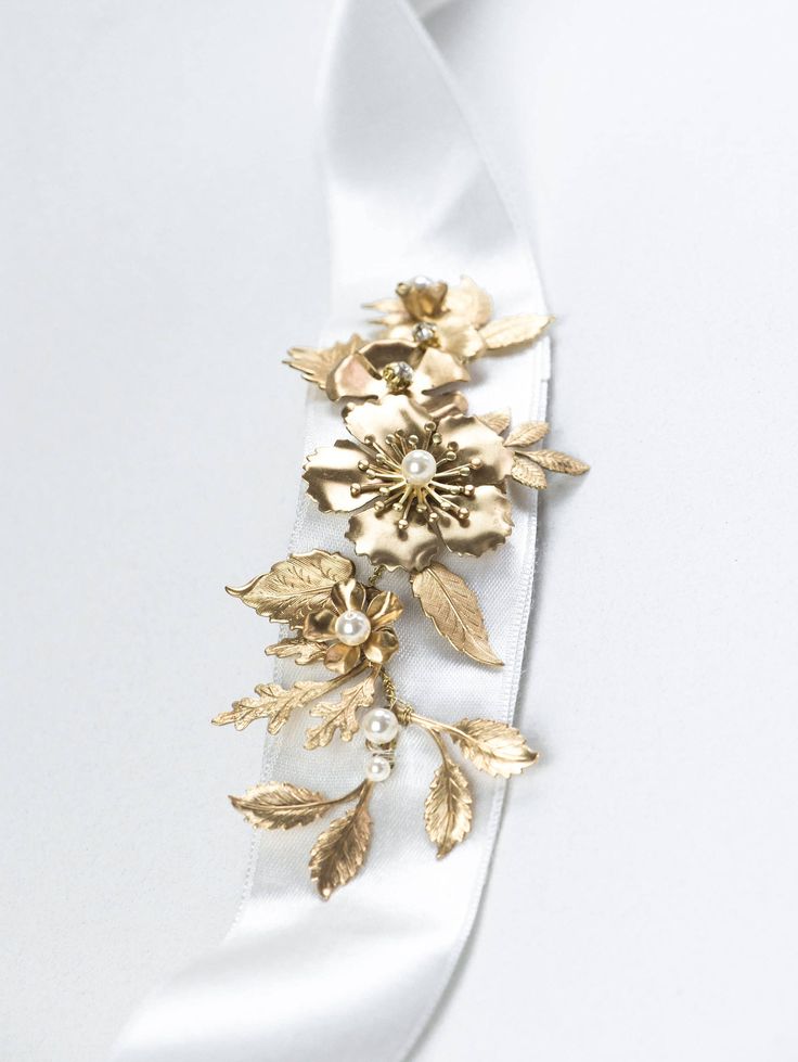 This beautiful gold sash is made of many gold metal leaves and flowers. Flowers center decorated with cream/ivory Swarovski pearl beads and rhinestones. Bridal gold sash ribbon in ivory color. Perfect for bride, bridesmaid or formal occasion or an event. If you need flower girl sash, I can do any changes. - Ready to ship in 3-5 business days - Color: ivory, gold - Used materials: gold metal flowers and leaves, Swarovski pearl beads,gold plated rhinestones, ribbon - Measures: adornment size 5,5 i Leaf Belt, Gold Sash, Flower Belt, Gold Belts, Wedding Sash, Ivory Bridal, Bridal Sash, Ivory Pearl, Swarovski Pearls