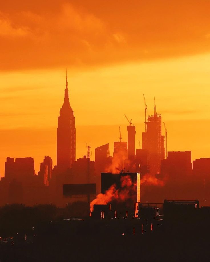 A striking orange sunset over Manhattan. Phot New York Orange Sky, Orange City Aesthetic, Sunset Orange Aesthetic, Atmospheric Painting, Wallpaper Sunset, Painting Night, Amazing Wallpaper, Sky New, Orange City