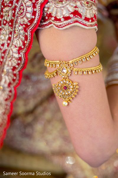 Exquisite indian bride jewelry. http://www.maharaniweddings.com/gallery/photo/83888 Armlet Gold Indian Bridal, Karnataka Jewellery, Indian Bride Jewelry, Armlet Gold, Indian Brides Jewelry, Crazy Photos, Thigh Band, Arm Bracelet, Wedding Bride Jewelry