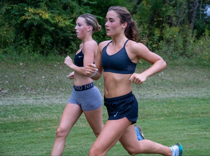 Pre College, Running Inspo, Cute Running Outfit, Friends Get Together, Friends School, Fitness Vision Board, Cross Country Running, Runner Girl, Running Inspiration