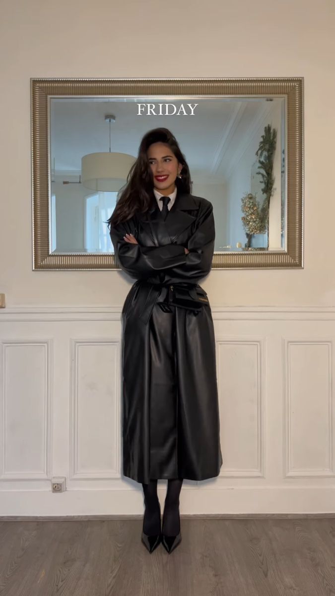 Black Trench Coat Photoshoot, 90s Long Leather Jacket Outfit, Leder Trenchcoat Outfit, Oppenheimer Outfit Women, Trench Coat Dress Outfit, Long Black Leather Jacket Outfit, Long Leather Coat Outfit, Leather Suit Women, Winter Coats Women Classy