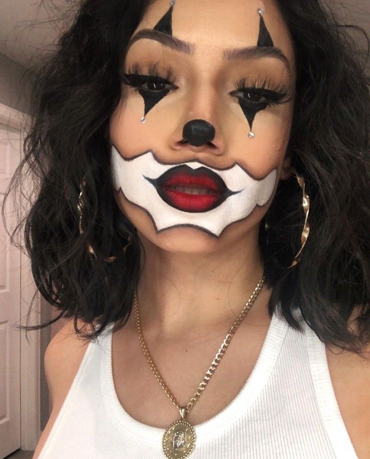 Halloween Costumes With Just Makeup, Clown Makeup Brown Skin, Makeup For Halloween Pretty, Unique Simple Halloween Costumes, Baddie Clown Costume, Baddie Halloween Makeup Looks, Halloween Baddie Makeup, Face Paint For Halloween For Women, Smile Now Cry Later Makeup Halloween