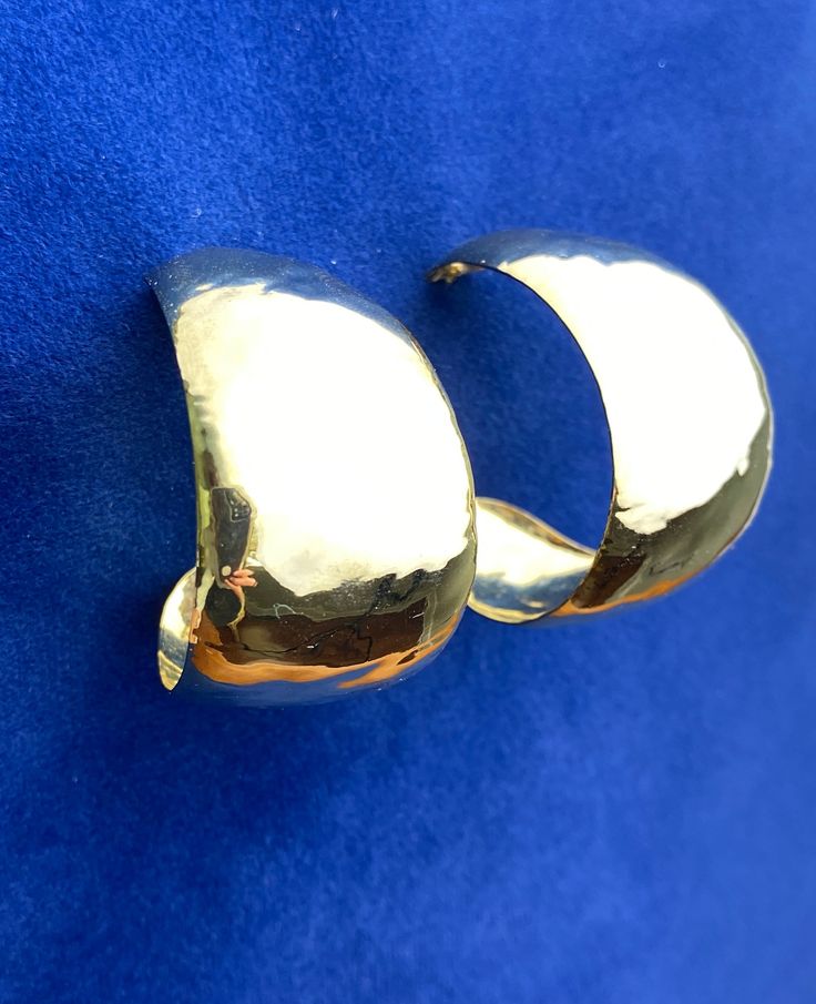 Bold semi hoop earring A 15/18" wide hammered gold tone metal earring Approximately 1.5" diameter Extremely light! In very good used condition, a light wear off the color at the bottom end of the earring, see pictures. Ask any questions or additional photos. Comes in a gift box or velvet jewelry pouch. Gold Crescent Hammered Earrings, Gold Hammered Crescent Earrings, Gold Hammered Crescent Hoop Earrings, Gold Crescent Hoop Earrings With Hammered Detail, Formal Gold Hammered Hoop Earrings, Gold Hammered Hoop Earrings For Formal Occasions, Vintage Jewelry Earrings, 90's Fashion, Velvet Jewelry